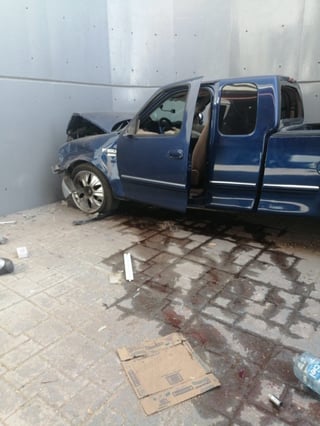Camioneta se queda sin frenos y acaba impactada contra muro frente a Senderos en Torreón.