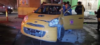 Taxista choca contra finca y arrolla a su paso a cinco integrantes de una familia, en Torreón.