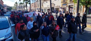 Cientos de trabajadores universitarios marcharon para exigir flexibilidad en las negociaciones. (EL SIGLO DE TORREÓN)