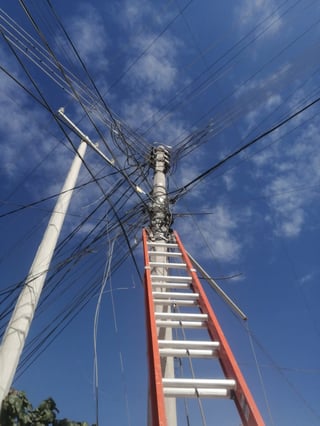 El hombre afectado se encontraba trabajando en lo alto de un poste; estaba instalando cableado para el servicio de televisión de paga.