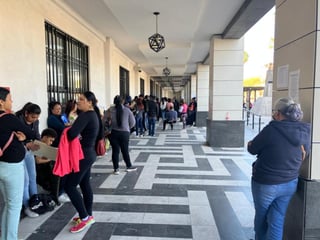Decenas de personas abarrotaron desde temprano las oficinas de Bienestar del Palacio Federal.