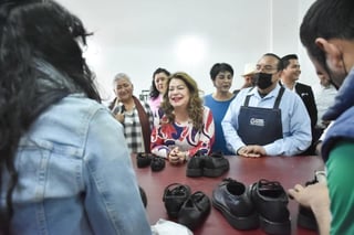 Alcaldesa presidió la reapertura de la fábrica de zapatos escolares en centro comunitario. (CORTESÍA)