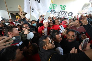 Jiménez Salinas fue acompañado por gran cantidad de ciudadanos en un crucero en Saltillo y señaló que el cierre de esta etapa se realizará en las urnas con el apoyo de la ciudadanía. (CORTESÍA)