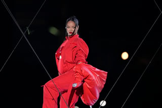 Rihanna hace triunfal regreso a los escenarios embarazada