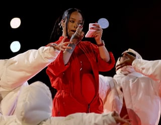 Rihanna aprovecha el Super Bowl para promocionar su maquillaje Fenty Beauty