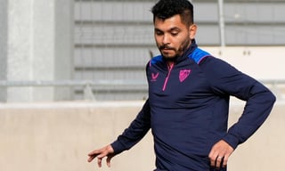 'Tecatito' Corona vuelve a los entrenamientos del Sevilla tras seis meses de su grave lesión