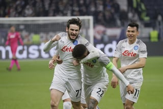 Hirving 'Chucky' Lozano dio una asistencia en victoria del Napoli en Champions