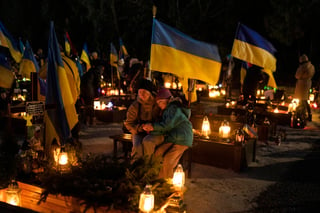 Los ucranianos organizaron actos y vigilias a la luz de las velas en recuerdo de sus decenas de miles de muertos.