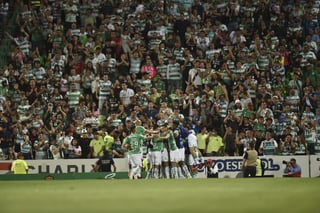 Jugadores y aficionados celebran el segundo gol de los Guerreros; después de cinco partidos, Santos volvió a ganar. (Ramón Sotomayor)
