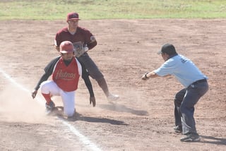 A volar la pelota en la Liga de Beisbol de Empleados y Profesionistas