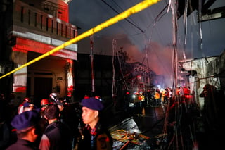 Los vídeos y las fotos del incidente muestran un gran incendio con llamas de hasta 30 metros y a numerosos vecinos que trataban de huir. (MAST IRHAM / EFE)