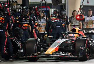 Max Verstappen gana el Gran Premio de Baréin; Checo Pérez queda en segundo lugar