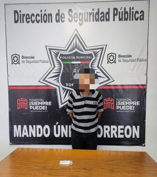 Agentes preventivos detienen en calles del Centro de Torreón a hombre con pipa y dosis de cristal.