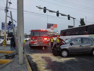 Choca contra semáforo peatonal en bulevar Revolución y calzada Colón de Torreón.