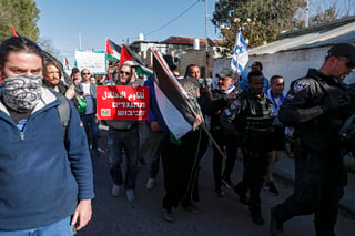 Varios miles de manifestantes salieron también a las calles en las ciudades de Jerusalén, Netanya, Ashdod, Raanana y Sderot, entre muchas otras. (ATEF SAFADI / EFE)