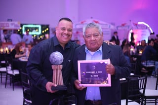 Javier Soto Salazar y el señor Marín, quien recibió el reconocimiento especial al Mesero (EL SIGLO DE TORREÓN/VAYRON INFANTE)