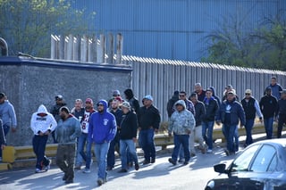 Desde temprana hora del jueves los trabajadores confirmaron en sus cuentas de nómina el depósito del sueldo. (Foto: SERGIO A. RODRÍGUEZ / EL SIGLO COAHUILA)