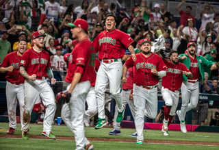 Celebran los jugadores de México luego de vencer 5-4 a Puerto Rico, con lo que avanzaron por primera vez a semifinales del Clásico Mundial de Beisbol (EFE)