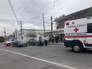 Una ambulancia de la Cruz Roja acudió al lugar del accidente para atender a los pasajeros de las unidades.
