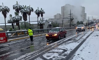 La mayor parte de la ciudad amaneció con una capa de hasta siete centímetros de nieve sobre los automóviles.