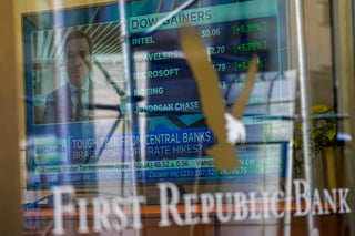 Hora y media antes del tañido de la campana de Wall Street, los títulos de First Republic subían un 23.89 %. (AP)