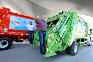 El alcalde José María Fraustro Siller entregó cinco nuevos camiones para el servicio de limpieza.