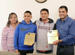 El joven boxeador representará a Coahuila en el nacional. (EL SIGLO DE TORREÓN)