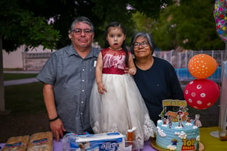 Valentina acompañada de sus abuelitos Fernando RodrÍguez y María del Carmen Rangel (EL SIGLO DE TORREÓN/EDDIE RUIZ)