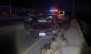Conductor en aparente estado de ebriedad impacta a vehículo en Saltillo