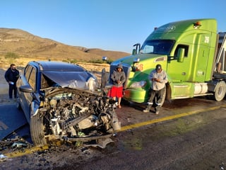 El vehículo particular terminó prácticamente destrozado del frente tras el accidente.