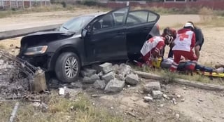 Tras perder el control de su vehículo, la mujer impactó un poste de concreto propiedad de la CFE.