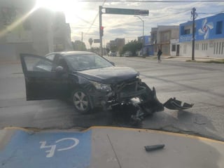El auto acabó con el frente completamente destrozado.