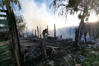 Fuego consume un jacal en la colonia Zaragoza Sur de Torreón; familia lo perdió todo