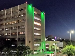 El Instituto Mexicano del Seguro Social (IMSS) en Coahuila iluminó en color verde algunos de sus edificios. (EL SIGLO DE TORREÓN)