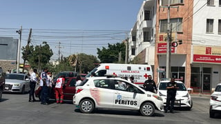 La conductora del automóvil circulaba por la avenida Juárez y la camioneta por la calzada Colón antes de chocar en el sector Centro de Torreón. (EL SIGLO DE TORREÓN)