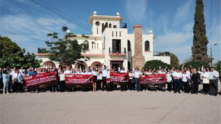 La parada cívica por parte de las y los trabajadores de la educación se hizo ayer en el edificio sindical de Gómez Palacio.
