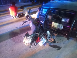 Los jóvenes lesionados viajaban a bordo de una motocicleta Italika de color negro al momento del accidente. (EL SIGLO DE TORREÓN)