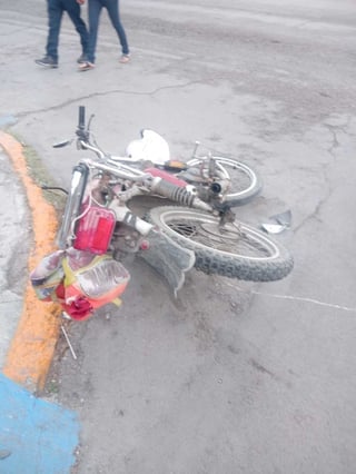 El hombre lesionado viajaba a bordo de una motocicleta Italika color rojo con negro.