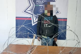 Detienen a hombre tras ser captado robando malla en Torreón