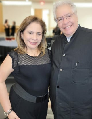 Sara Correa Crowford con el famoso escultor mexicano Sebastián, en la Tercera Gala del CRIT San Antonio, Tx.