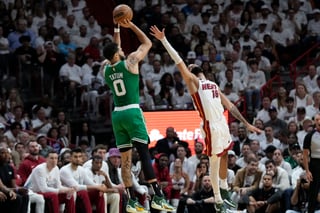 Jayson Tatum metió 33 puntos y bajó 11 rebotes, en la victoria de Celtics 116-99 sobre el Heat de Miami, para acercarse en la final del Este.