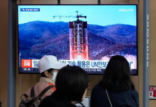 Tanto Seúl como Tokio consideran que el lanzamiento norcoreano es en realidad un ensayo encubierto de tecnología para misiles balísticos. (AP)