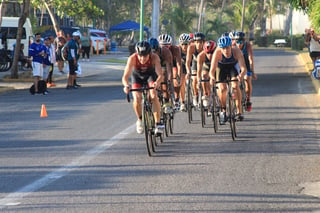 Por algunos momentos, Miguel Rubio (izq) encabezó la competencia en la prueba de ciclismo dentro del circuito en la Riviera Nayarit. (IED)
