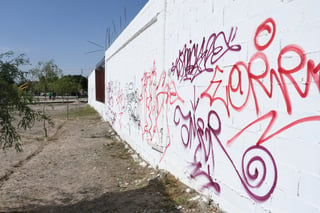 Mantenimiento Urbano cuenta con una cuadrilla a su cargo que constantemente supervisa los puentes de la ciudad para que al detectar un grafiti, pueda ser eliminado de forma inmediata. (ARCHIVO)