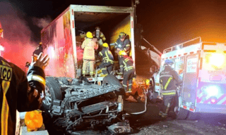Los bomberos apagaron las llamas en la pesada unidad y dos automotores; en uno de ellos estaban dos personas quemadas. (ESPECIAL)