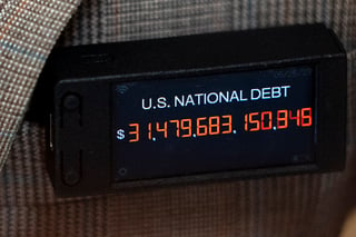 El acuerdo aumentaría el límite de endeudamiento del país de 31.4 billones de dólares hasta enero de 2025. (ARCHIVO)