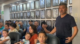 Juan Manuel Arreguín Linares, con voz quebrada pidió la ayuda del presidente municipal ante las autoridades federales. (Foto: SERGIO A. RODRÍGUEZ / EL SIGLO COAHUILA)