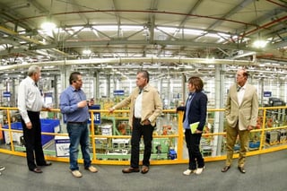 El gobernador Miguel Ángel Riquelme Solís, visitó la Planta Daimler Truck, ubicada en el municipio de Derramadero.