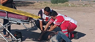 Cuando los paramédicos de Cruz Roja llegaron al lugar, el hombre se encontraba en el suelo. (EL SIGLO DE TORREÓN)