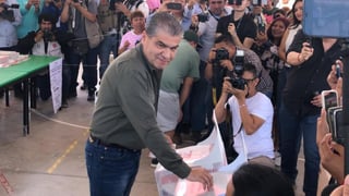 Ayer personajes de la vida política acudieron a las urnas de Torreón a emitir su sufragio. (FERNANDO COMPEÁN / EL SIGLO DE TORREÓN)